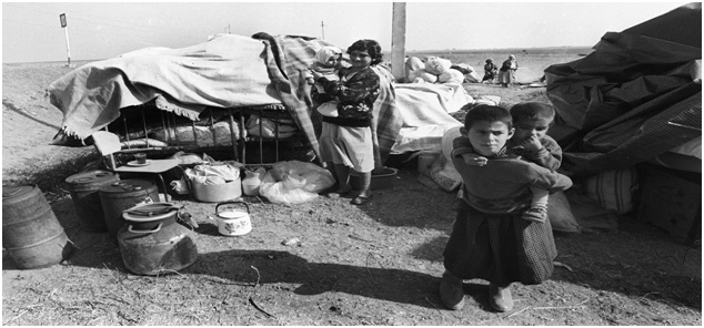 Accampamento di profughi azeri esuli dal Nagorno Karabakh. L'esatta entità dei profughi di ambo le nazionalità e diffusamente contestata dagli storici armeni e azeri, spesso al servizio della retorica nazionalista