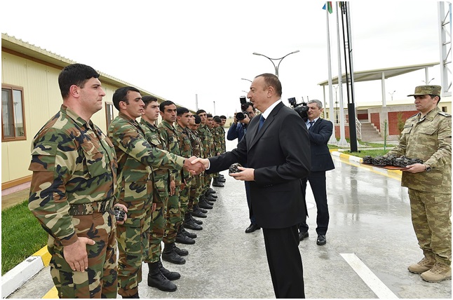 Il presidente della Repubblica azera, Ilham Aliyev si congratula con i soldati reduci dagli scontri del 2016.