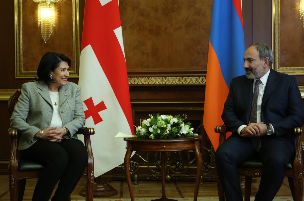 La presidente georgiana Zurabishvili e il suo omologo armeno Pashinyan
